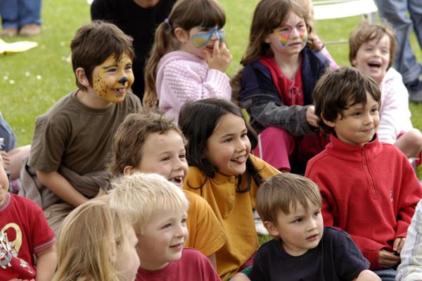 Childrenwatchingsealegsshow
